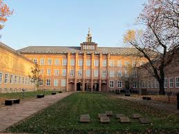 The interwar period, also referred to as the golden twenties or the happy twenties, bore an abundance of home decor ideas. Art Deco Definition And Synonyms Of Art Deco In The German Dictionary