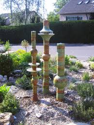 Wenn sie nur über einen kleinen garten verfügen und trotzdem dekorative wasserspiele haben möchten sollten sie einmal über die meditative wirkung einer sanft blubbernden wassersäule nachdenken. Wasserstelen Topferei Bosl