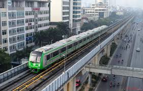 Đoàn tàu điện trên cao chạy qua Hà Nội