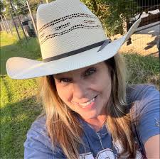 Love when my sister comes to town! Got to spend the afternoon getting some  snuggle and pool time with my nephew, Maxwell. Hope everyone had a  wonderful weekend. 🤗