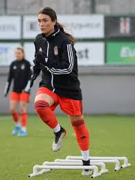 Vodafone park'ta oynanan ilk kadın futbol maçı olma özelliği taşıyan. Besiktasli Futblcu Gizem Gonultas Futbol Erkek Sporu Degil Ben De Varim