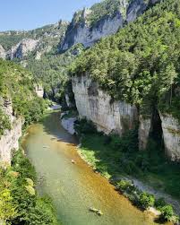 O Z E R E Arrivee Dans Les Gorges Du Tarn Quel Endroit Grandiose Entoure De Falaises Et De Vautours J Ai Pris Enormement River Water Outdoor