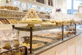 Kunstenaar rex tee maakt een muurtekening voor dit evenement, waarop lokaal talent komt draaien.… Antwerpse Handjes Op Mechelse Grote Markt Made In