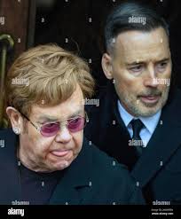 Bilder: David gibt den Ehemann von Elton John aus. Er verlässt den High  Court in London 30.3.23. Er schlug den Wachmann mit der Faust von dem  Gericht, das ihn hatte Stockfotografie