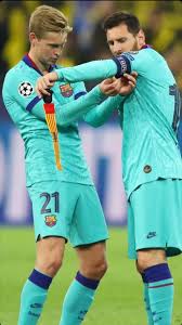 Het voetbal werd aan het einde van de negentiende eeuw geïntroduceerd in spanje door engelse arbeiders en zeemannen. Frankie De Jong And Messi Knappe Mannen Voetbal Mannen