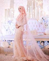 Ilustrasi baju pengantin indonesia dari pasangan muslim yang memakai masker dalam. Wanita Kini Idea Baju Pengantin Dress Warna Pink Facebook