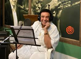 O cantor tinha 84 anos e se consolidou com canções românticas na década de 1960. J8gbgjyjvijnum