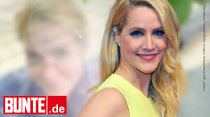 Judith rakers moderierte die nachrichten mal ein bisschen angeschickert, mit ein paar umdrehungen im. Judith Rakers Karohemd Und Sommersprossen So Schon Naturlich Zeigt Sie Sich Youtube