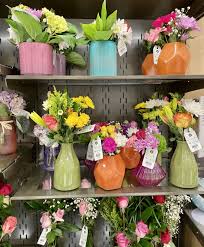 Erica in the houseerica shows us how to create beautiful and affordable flower arrangements from flowers found at your local grocery store.your favorite. 7 Tips For Buying Plants And Flowers At The Grocery Store Kitchn