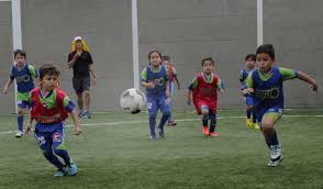 Resultado de imagen para NIÑOS JUGANDO FUTBOL