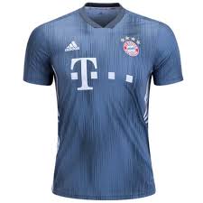 En la camiseta se combinan colores rojos con azules y los detalles y cuello redondo en blanco. Comprar Bayern Munich Tercer Futbol Jersey 2018 2019 Tienda De Jersey De Futbol Camisetas Deportivas Camisetas De Equipo Camisetas De Futbol