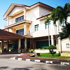 .daerah kota setar pada tahun 1982 iaitu melalui operasi sepenuhnya pejabat tanah pokok sena sebagai sebuah pejabat tanah daerah mulai 02 daerah, perlaksanaan program pembangunan luar bandar, perjawatan dan kawalan kewangan masih terletak dibawah pegawai daerah kota setar. Alamat Rasmi Pentadbiran Daerah Dan Tanah Portal Rasmi Pejabat Daerah Tanah Negeri Kedah