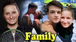 A huge upset went down tuesday at the ariake tennis park as japan's world no. Marketa Vondrousova Family With Father Mother And Boyfriend Stepan Simek Boyfriend Celebrity Couples Famous Sports