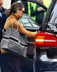 Große st honoré tote bag genarbtes kalbsleder in schwarz. Victoria And Her Dior Book Tote To Be Cool Dior Dior Mariagraziachiuri Totebag Ph Getty Follow Thefashionlover Magazine For