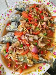 Ikan kembung(ikan direbus dengan sedikit garam dan asam keping) bahan untuk air asam: Cara Buat Ikan Rebus Air Asam Viral Confirm Habis Licin Satu Pinggan Daily Makan