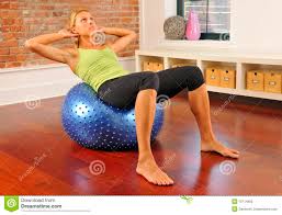 Sie können dadurch überall zu jeder zeit aktiv werden. Pilates Ubung Mit Kugel Zu Hause Stockfoto Bild Von Frauen Karosserie 15714600