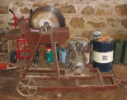 Scie Circulaire Avec Un Moteur Bernard