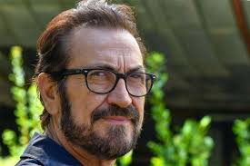 After attending the accademia nazionale di arte drammatica silvio d'amico, he began acting on stage, working among others with arnoldo foà and angelo orlando. Biografia Di Marco Giallini
