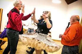 Join caller dave harvey and the backyard boys (paul friedman, jody kruskal and bob jones) for square dancing at the open air pavilion in palisades park! Square Dance Club Probt Fur Grossveranstaltung Alle Horen Auf Den Caller Uli Meistens Landkreis Goppingen Stuttgarter Zeitung