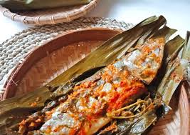 Pisang goreng ('fried banana' in indonesian/malay) is a fritter made by deep frying battered plantain in hot oil. Resep Populer Pepes Ikan Gembung Daun Singkong Praktis Enak Resep Ala Rumahan