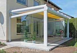 Terrassenuberdachung Aus Glas Und Aluminium Mit Innenliegendem Sonnenschutz Markise Uberdachung Terrasse Terrassenuberdachung Sonnenschutz Markisen