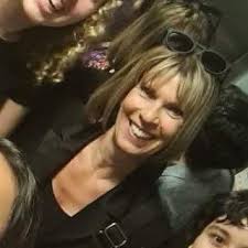 President Zelensky with the palace cleaning ladies. 🇺🇦🇺🇦🙏🏽