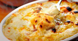 Bacalhau assado no forno com batatas e pimento, bacalhau à gomes sá (sem batatas), bacalhau no forno com batata a murro 4 postas de bacalhau bem demolhado 5 alhos 1 cebola pequena 4 folhas de louro salsa q.b. Bacalhau Gratinado Com Batatas E Requeijao