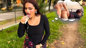 公園の無名の人とセックスするのはどんな感じか想像する