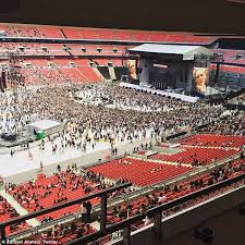 Click here to view the tweet uk media already reported on bts sold out wembley stadium ! Rihanna Fans Take To Twitter To Question Star S Half Full Wembley Arena On London Tour Daily Mail Online