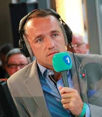 Professioneel bij #deochtend op @radio1be en #hetjournaal & #laat op @een prangende vragen. Klacht Bij Vrt Tegen Xavier Taveirne Die Onfatsoenlijke Geeuwende Punker Van De Ochtend Newsmonkey
