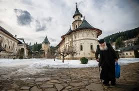 Manastirea putna este strajuita de o cruce metalica avand inaltimea de 28 m, ridicata pe dealul crucii in anul 2004, cu ocazia implinirii de 500 de ani de la stramutarea la cele vesnice a ctitorului ei. Misterul Mormintelor De La MÄƒnÄƒstirea Putna È™tiri Din Bucovina