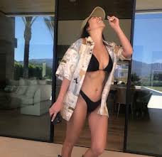 Kourtney i 30 июля папарацци запечатлели #kourtneykardashian с младшим сыном и бойфрендом в диснейленде в огайо. Kourtney Kardashian S Bf Travis Barker Posts Racy Snap Of The Kuwtk Star On Instagram Business Guide Africa