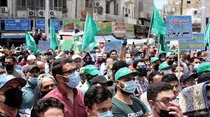 شبكة فلسطين للحوار@paldf 11h شبان فلسطينيون يحرقون سيارة مستوطن خلال المواجهات المندلعة في حي الشيخ جراح بالقدس المحتلة. V Fhtauhjslcvm