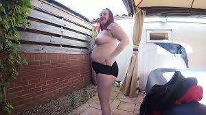 Ibu telanjang di luar ruangan