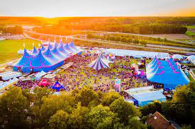 Met dat geld wil vlaams minister van toerisme zuhal demir de festivalorganisatoren helpen om hun evenement veilig te organiseren. Tc Xop 9clxwxm