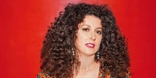 Η κατερίνα βρανά σε κεντρικό δρόμο του λονδίνου διατηρεί το ελληνικό ταμπεραμέντο της. Katerina Brana Pws Glitwsa Ton 8anato E8nos