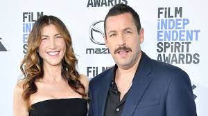 Adam richard sandler was born september 9, 1966 in brooklyn, new york, to judith (levine), a teacher at a nursery school, and stanley alan sandler, an electrical. Seltene Bilder Adam Sandler Geniesst Familienzeit Am Strand Promiflash De