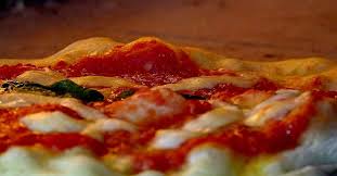 Mitten av ska vara mjuk och elastisk. Ricetta Pizza Margherita Nel Forno A Legna Clementi