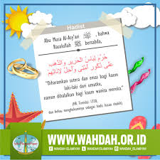 Menurut riwayat muslim dari abu hurairah bahwa nabi shallallaahu 'alaihi wa sallam pernah bertanya kepada seseorang yang akan menikahi seorang wanita: Bolehnya Wanita Memakai Sutera Dan Keharamannya Bagi Kaum Laki Laki Wahdah Islamiyah