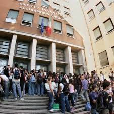 Sciare sulle nevi di folgarida marilleva, madonna di campiglio grazie a cari amici, il più caloroso benvenuto da parte di tutti i maestri della scuola italiana di sci e snowboard. L Ocse Fotografa La Scuola Italiana Risorse Tagliate E Ragazzi Sfiduciati La Repubblica