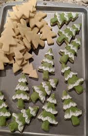 From Reddit After The Green Layer Dried I Piped White Icing In A Wavy Line And Used A Small Paint Brush Dampe Icing Techniques How To Cook Shrimp Royal Icing