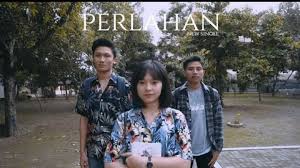 verse 1 c f c masihkah kau ingat waktu di desa f g c bercanda bersama di samping gereja c f kala itu kita masih remaja. Chord Kunci Gitar Perlahan Guyon Waton Lengkap Dengan Liriknya