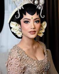 Riasan jogja putri memiliki beberapa perbedaan dari solo putri. Makna Riasan Tradisional Asli Indonesia Fdlocalpower