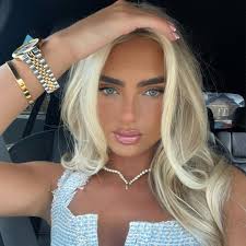 Holly Mcmahon's Instagram, Twitter & Facebook