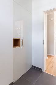 Verschlossen Ist Diese Flurnische Mittels Einer Tur Blenden Kombination Aus Holzwerkstoffplatte 19 Mm Mit Hochglanzender Acrylbeschich Garderobe Flur Drehtur