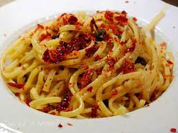 Lessate a parte in abbondante acqua bollente il baccalà ammollato. Pasta Con Il Baccala Ceci Neri E Peperoni Cruschi Cosa C E In Pentola