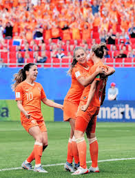 Ze behoren tot de definitieve selectie die bondscoach sarina wiegman woensdag. Vivianne Miedema 9 Right Of The Netherlands Celebrates Her Goal With Teammates Danielle Van De Donk 10 Left And Li Vrouwenvoetbal Voetbal Meisjes Voetbal