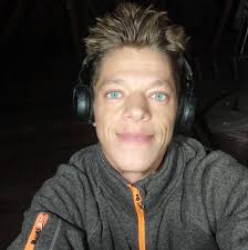 3 stk bordeplader lavet af gamle gulvbrædder. Inc ben. 400,- eller 3 for  1000,- Perfekt til have/studenterfesten, kan holde til en del.