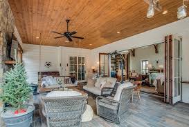 Non si tratta ovviamente di un piccolo monolocale, ma di la nuova casa di miley è costruita in stile spagnolo e comprende un campo da tennis e una piscina. Miley Cyrus Torna A Casa Acquista Un Ranch Nel Suo Tennessee Per 4 8 Milioni Idealista News
