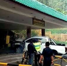 Does that mean the lim goh tong only wants to help his children and his grandchildren? Man Crashes Pick Up Truck Into Lim Goh Tong Memorial Hall In Alleged Suicide Attempt